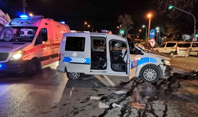 İzmir'de polis aracı kaza yaptı: 2 polis yaralı