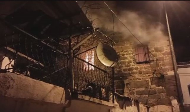 İzmir'de tarihi müstakil taş ev alevlere teslim oldu