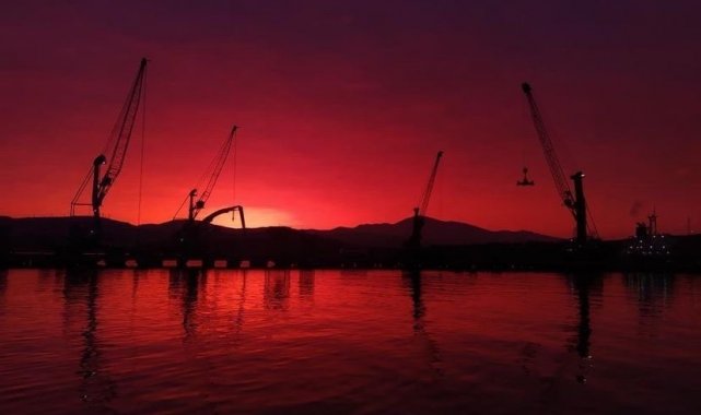 İzmirliler güne kızıl gökyüzü ile başladı