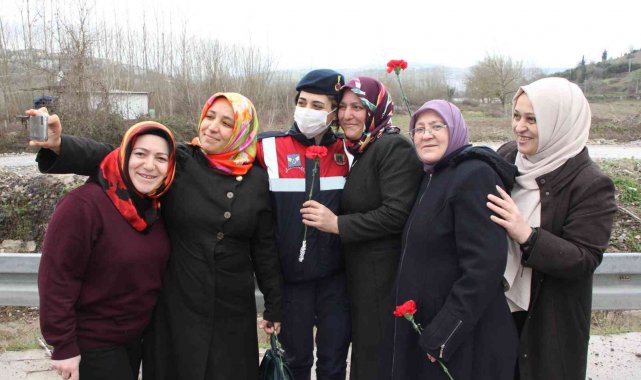 Jandarma ekipleri bu kez sadece kadın sürücüleri durdurdu: "Böyle çevirmeye can kurban"