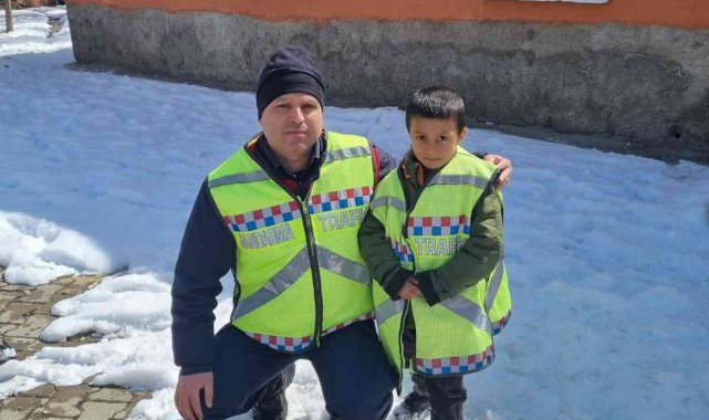 Jandarma ekipleri çocukların yüzünü güldürdü