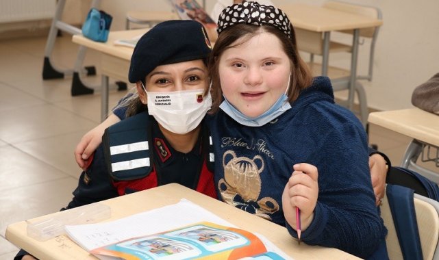 Jandarma ekipleri down sendromlu öğrencilerle buluştu