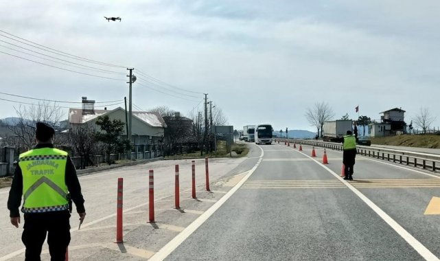 Jandarma ekipleri dron ile yolcu taşıyan araçları denetledi