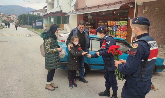 Jandarma ekipleri kadınlara karanfil takdim etti