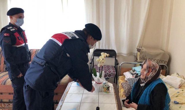 Jandarma ekiplerinden şehit annelerine sürpriz