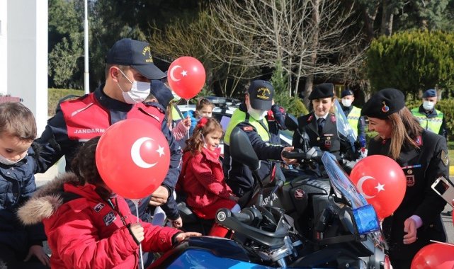 Jandarma minik öğrencileri ağırladı