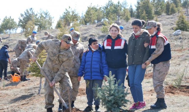 Jandarma öğrencilerle birlikte ağaç dikti
