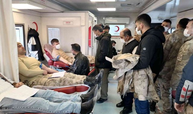 Jandarma personellerinden Kızılay'a kan bağışı
