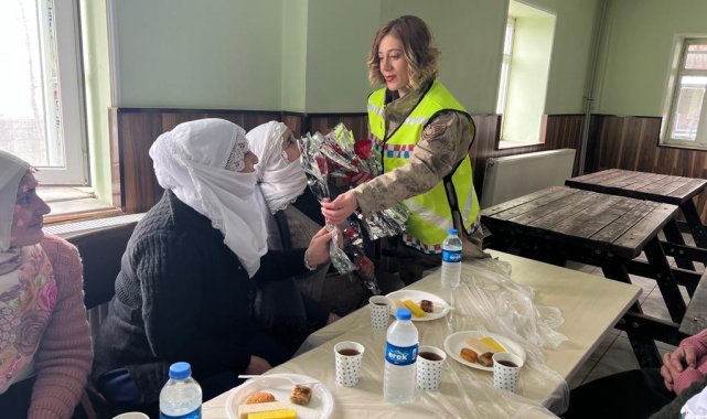 Jandarmadan kadınlara gül