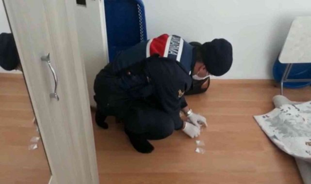 Jandarmanın operasyonunda halının altından uyuşturucu çıktı