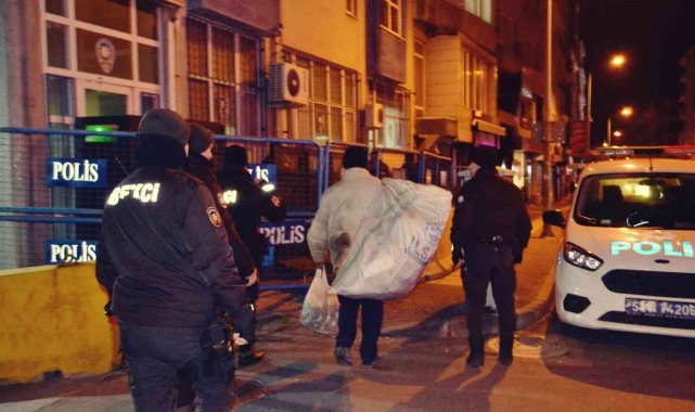 Kablo çalarken bekçilere yakalandı, kendisini görüntüleyen gazeteciye de, &quot;Sen nereden çıktın?&quot; dedi