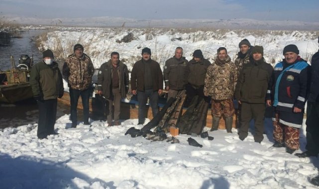 Kaçak avcılar, vurdukları hayvanlarla yakalandı