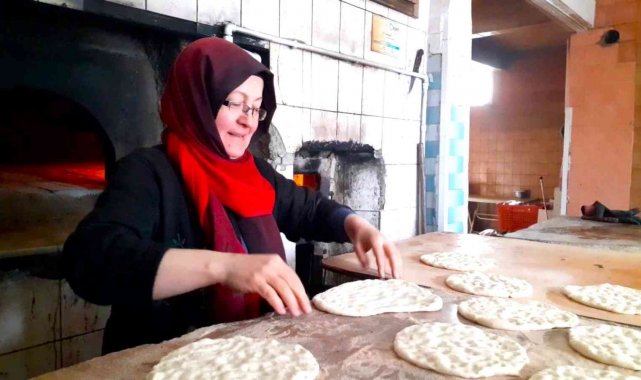 Kadın fırıncı 30 yıldır ekmeğini hamurdan çıkartıyor