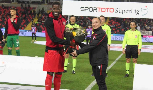 Kadın hakeme maç öncesi çiçek jesti