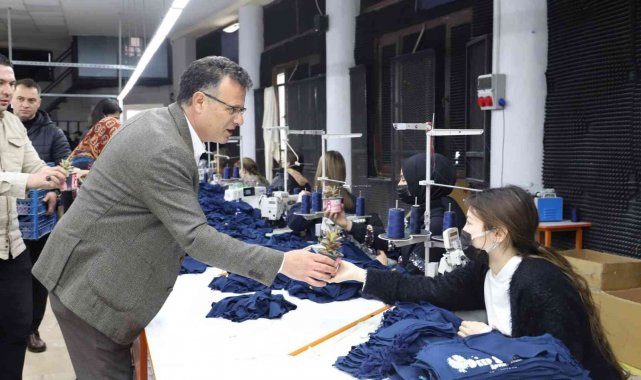 Kadın işçilere müzik korosu eşliğinde sürpriz kutlama