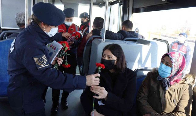 Kadın jandarmalar '8 Mart'ı unutmadı