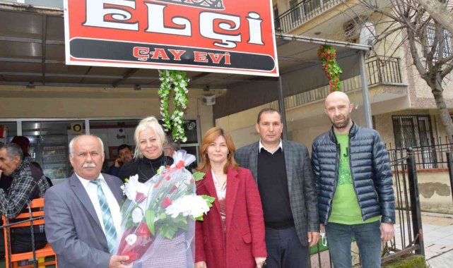 Kadın kahvecilere çiçekli kutlama