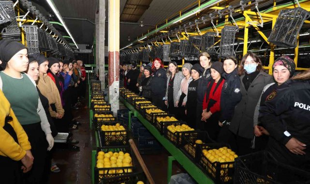 Kadın polisler halde çalışan kadınlara KADES'i anlattı