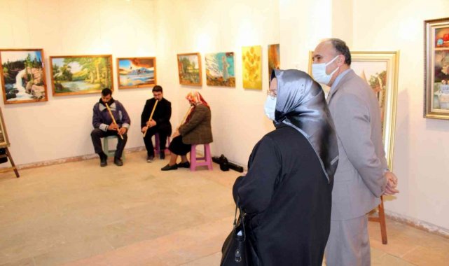 Kadın ressamlar hünerlerini sergiledi