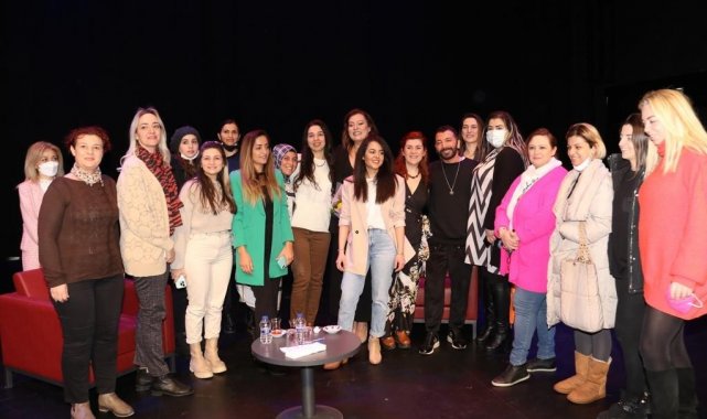 Kadınlar 8 Mart için Ataşehir&#039;de bir araya geldi