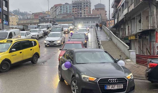 Kadınlar günü coşkusunu konvoyla kutladılar