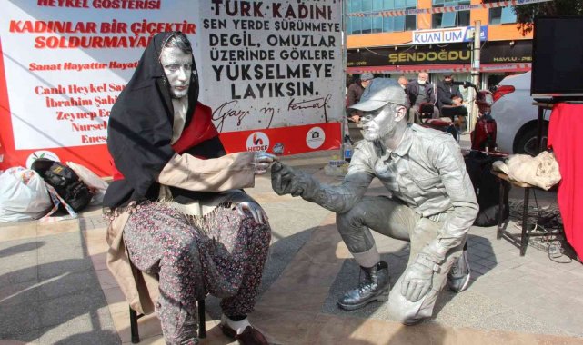 Kadınlar Gününe özel canlı heykel gösterisi