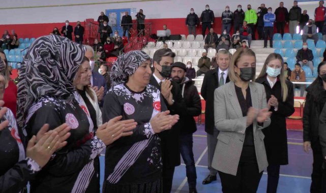 Kadınlar sahaya indi, dostluk kazandı