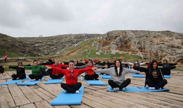 Kadınlar tarihi mekanda yoga yaptı