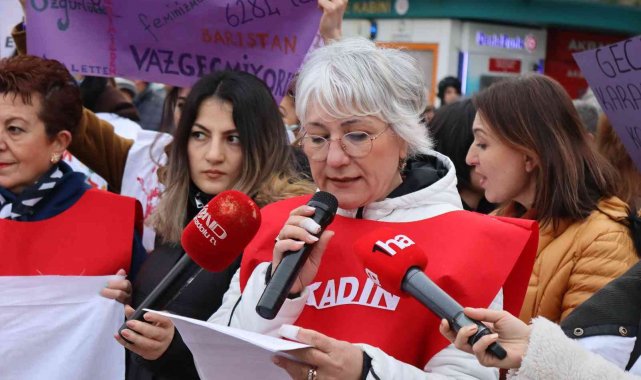 Kadınlardan halaylı, şarkılı Kadınlar Günü kutlaması