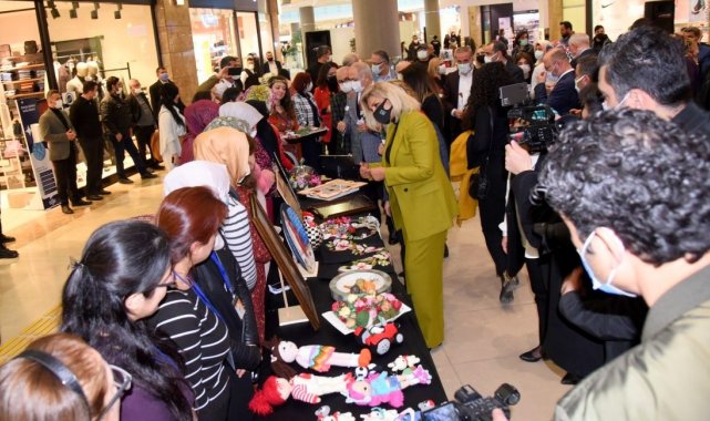 Kadınların ele emeği göz nuru ürünleri sergilendi