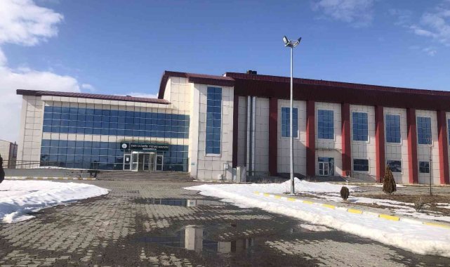 Kafkas Üniversitesi Olimpik Yüzme Havuzu&#039;nun durumu içler acısı