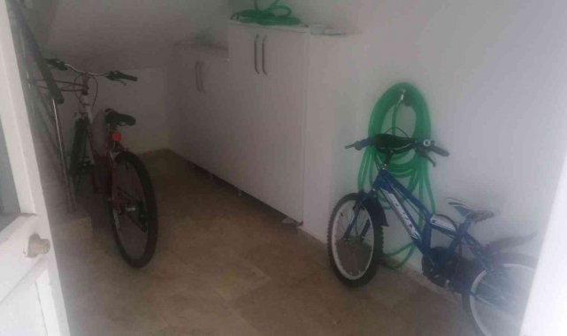 Kağıt toplayıcısı, bebek arabasını çek çek arabasına koyup götürdü