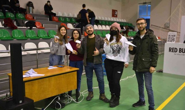 Kağıt uçakların pilotları yarıştı