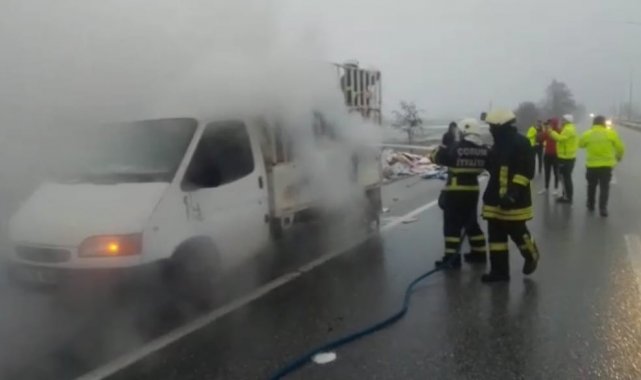 Kağıt yüklü kamyonet alevlere teslim oldu