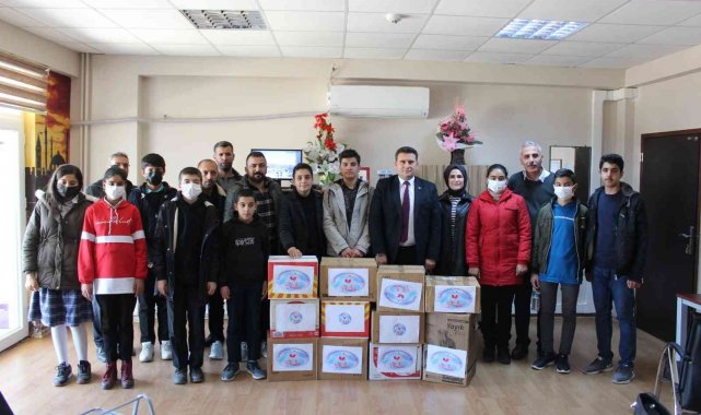 Kahta kırsalındaki 700 ortaokul öğrencisine kitap dağıtıldı