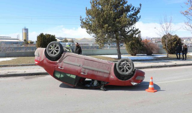 Kaldırıma çarpıp takla attı,2 kişi yaralandı