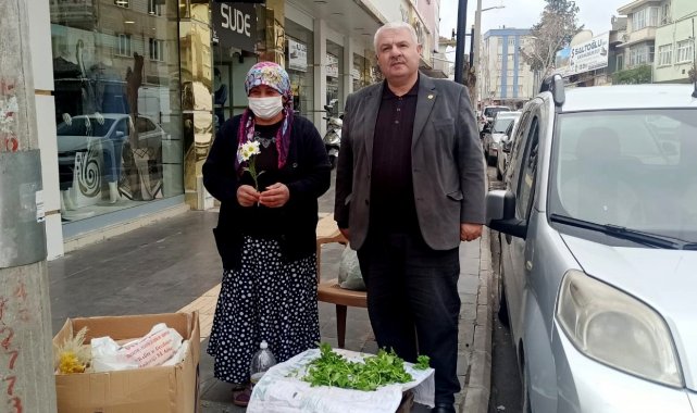 Kaldırımda yarpuz otu satan kadının tüm ürünlerini satın aldı