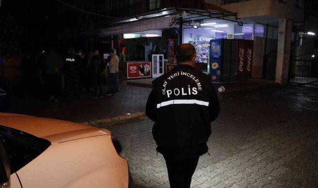 Kaldırımda yürürken uğradıkları silahlı saldırıda yaralanan 2 kişi tekel bayiye sığındı