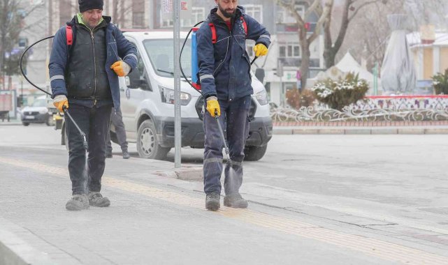 Kaldırımlarda buzlanmaya karşı solüsyon uygulandı