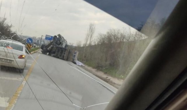 Kamyon kazası kameralara yansıdı