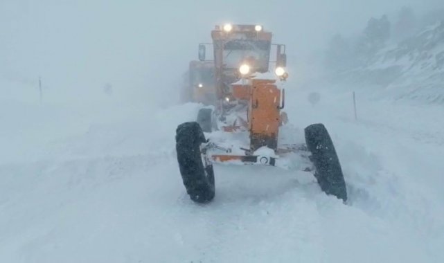 Kapalı yolları açmaya çalışan karayolları ekibi karda mahsur kaldı