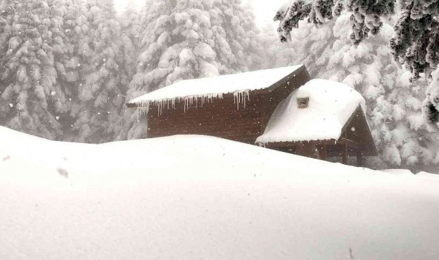 Kar kalınlığı 2 metreyi bulunca köşkler kar altında kaldı