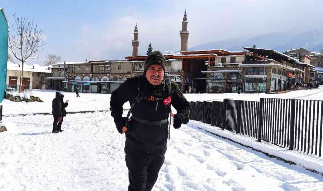 Kar kış dinlemiyor; her gün işten evine koşarak gidiyor