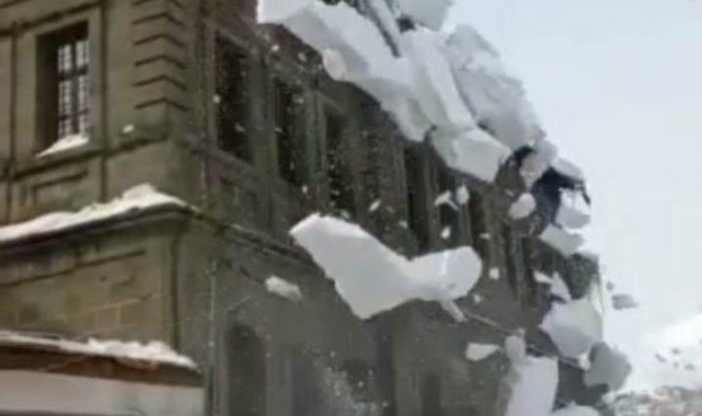 Kar kütlesi demir korkulukları yerinden söktü