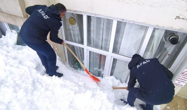 Kar kütlesinin penceresini kırdığı ailenin yardımına AFAD ekipleri yetişti