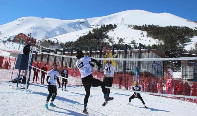 Kar üstünde voleybol nefesleri kesiyor