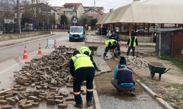 Kar yağışı sebebiyle bozulan yollar tamir ediliyor