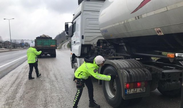 Kar yağışı uyarısı trafik polislerini harekete geçirdi