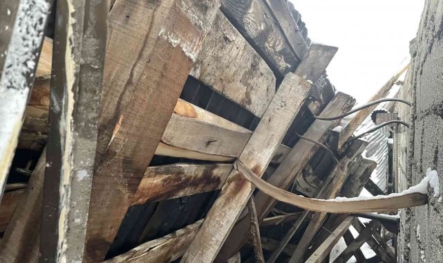 Kar yağışından deponun çatısı çöktü