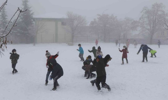 Kar yağışının etkili olduğu Bayburt'ta eğitime 1 gün süreyle ara verildi